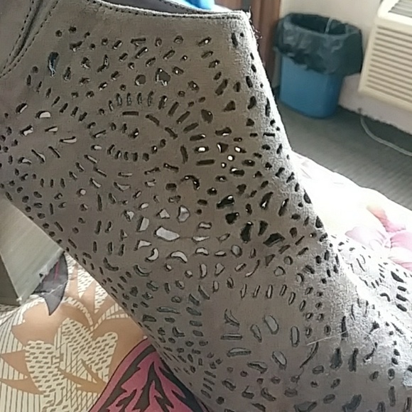 Shoes - Picture 4 of 4